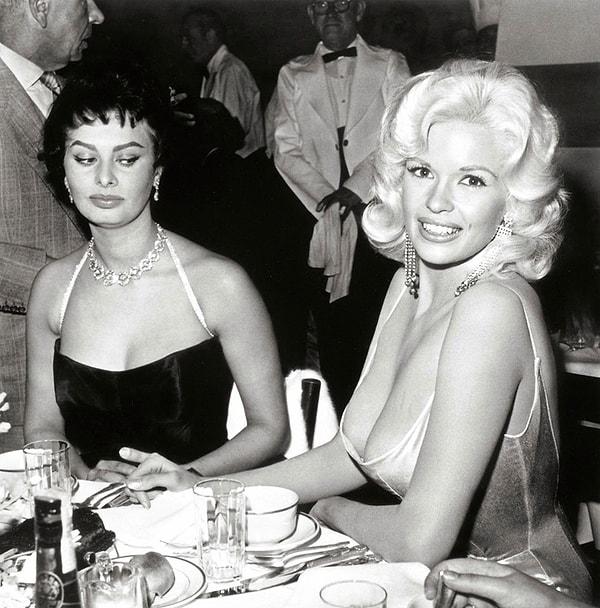 5. Kıskançlık; 12 Nisan 1957'de Sophia Loren kendi onuruna düzenlenen partide gözlerini Jayne Mansfield'dan alamıyor :)