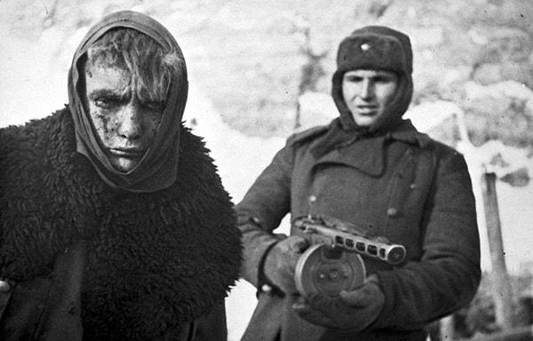 7. Yenilgi; Kızıl Ordu askeri esir bir Alman'ı yürümeye zorlarken.