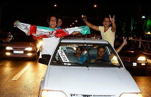 17. İranlıların Arjantin'e tek farkla yenilmelerini sokağa dökülerek kutlamaları az garip değildi.
