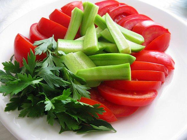 7. Son domates, salatalık dilimi