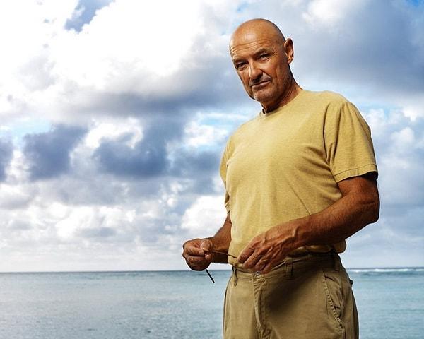19. John Locke karakterine geçmiş yaratma fikri Terry O'Quinn'in çekim aralarında sahilde tek başına müzik dinlemesi yüzündenmiş. Yazar J.J. Abrams onu gizemli bulmuş ve "bu adamın bir hikayesi olmalı" demiş.