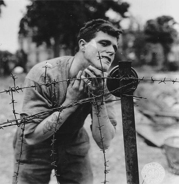 17. Normandiya'da kendi imkânlarıyla tıraş olmaya çalışan bir savaş esiri