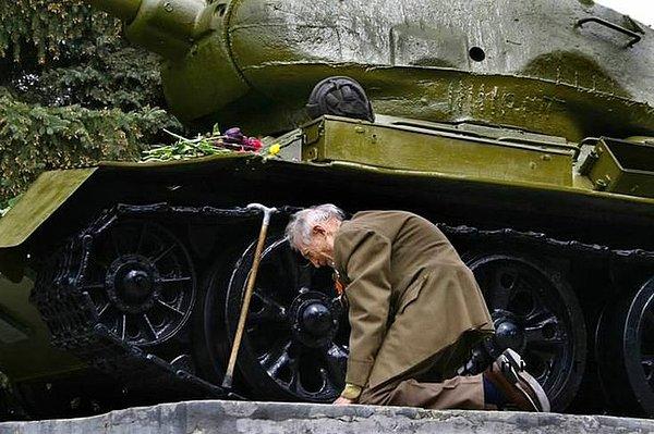 21. İkinci Dünya Savaşı boyunca iç içe olduğu tankı yıllar sonra gördüğünde duygulanan emektar bir Rus askeri
