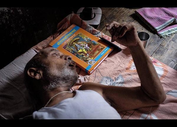 5. 82 yaşındaki Kishore Pandey Hinduların kutsal kitabının yanından ayırmıyor.
