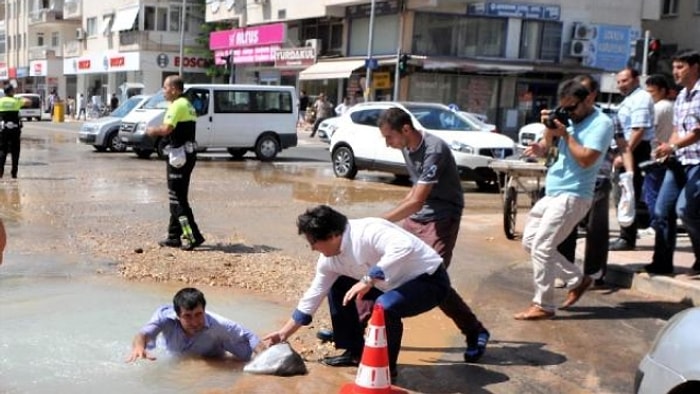 Su Dolu Çukura Düşen Görme Engelli Vatandaş