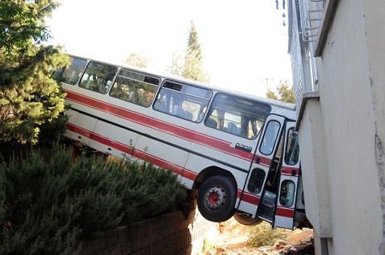 Balkonda Uyuyan Kardeşlerin Üzerine Otobüs Düştü!