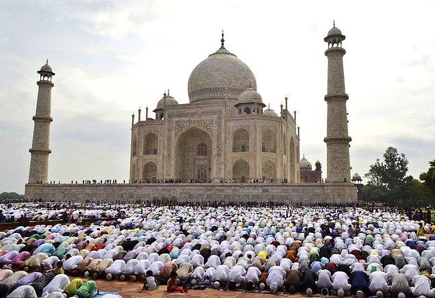 Hindistanlı Müslümanlar Taj Mahal'in önünde bayram namazında