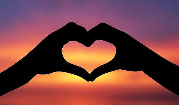 23. Tarih boyunca neden kalbin hep aşk ile ilişkilendirildiğini kimse bilmemektedir. Fakat bazı tarihçiler bunun eski Yunanlılarda başladığını söylemektedirler