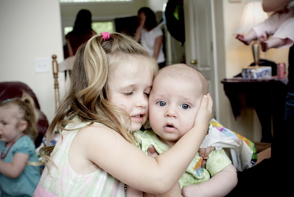 7. Вы можете капризничать и баловаться. Даже если она будет злиться и ворчать, сестра все же будет терпеть ваши поведения.