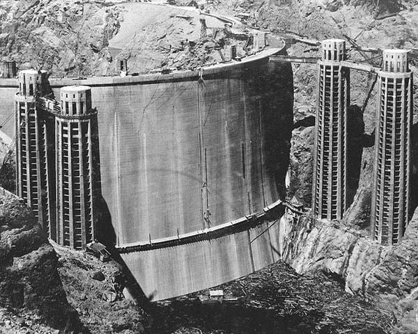 7. Arizona ve Nevada eyalet sınırında bulunan Hoover Barajı su toplamaya başlamadan önce (1936)