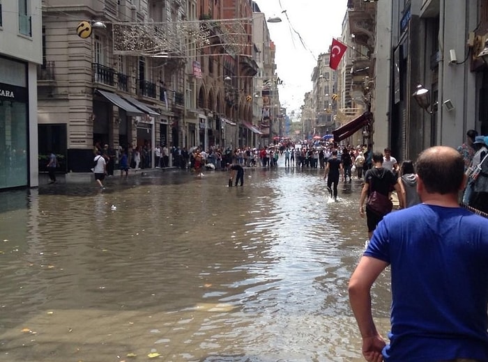 Asfaltla Kaplanan İstiklal Caddesi Bir Yağmurla Göl Oldu