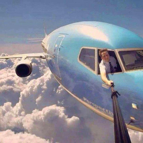 13. Allah'ım iyi ki bu pilotun uçağında değilim dedirten selfie.