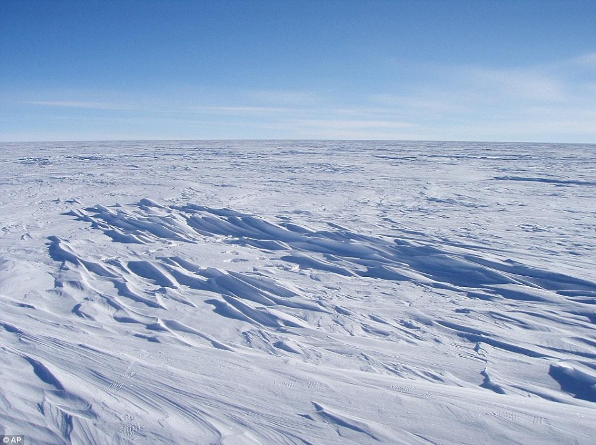 Зачем земле снег. Антарктическая Полярная пустыня. Арктика тундра Ледяная пустыня Гренландия. Арктическая и антарктическая пустыня. Снежная равнина.