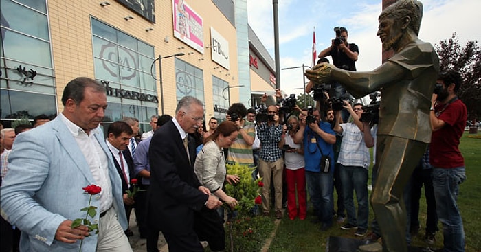 İhsanoğlu, Ali İsmail'in Heykelini Ziyaret Etti