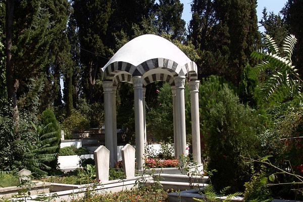 İşte mezarlığın eski hali: (Kubbeli kısım Süleyman Hilmi Tunahan'ın mezar yeri)