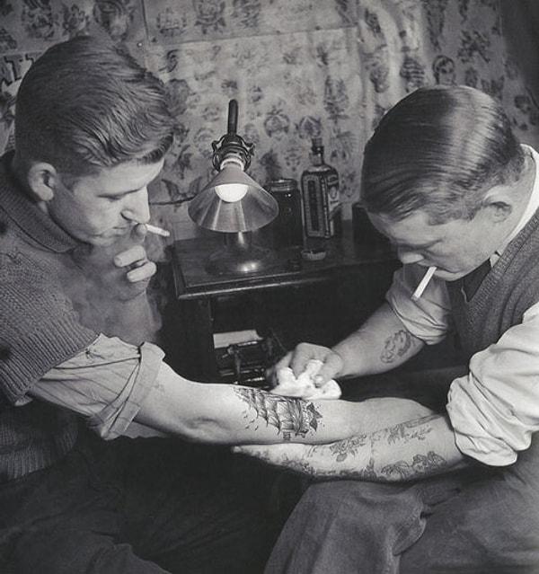 1. 1920'lerde bir dövme salonu