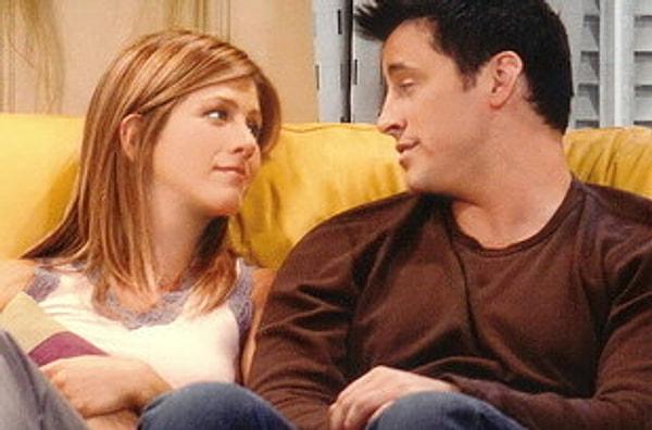 Joey/Barney, ana kız olan Rachel/Robin'e aşık olup bir ilişki yürütmeye çalışırlar, fakat sonunda o ilişki yürümez ve sona erer.