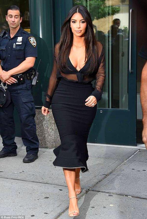 Kardashian'ın çıktığı binanın giriş kapısında nöbet tutan polis memurunun Kardashian'ın kalçasına kilitlenen bakışları ülkede günün konusu oldu.