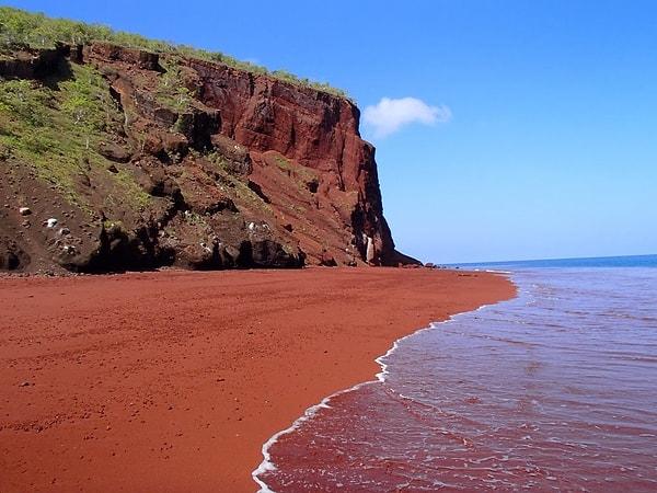 Kırmızı kum sahilleri.