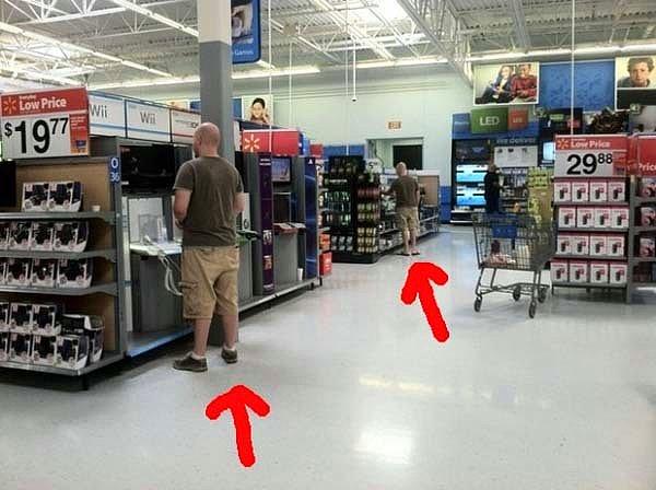 7. Walmart'ta henüz birbirini görmemiş ama tıpatıp birbirlerinin aynı olan bu iki adam.