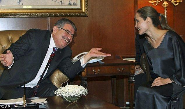 3. Eski İç İşleri Bakanı İdris Naim Şahin, Angelina Jolie ile muhabbette aşırı keyifli görünüyor