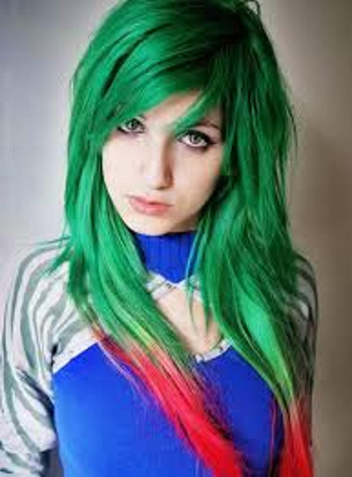 Зеленые пряди волос. Зеленые волосы. Девушка с зелеными волосами. Разноцветные волосы у девушек. Девушка с цветными волосами.