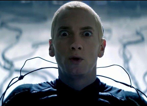 9. Dünyaca ünlü rapçi Eminem, Rap God şarkısını o kadar hızlı söylemiştir ki Lyrics siteleri defalarca hata yapmıştır
