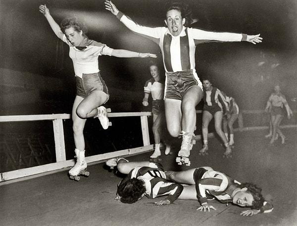 15. 1950 yılında paten yarışmasına katılan kadınlar.