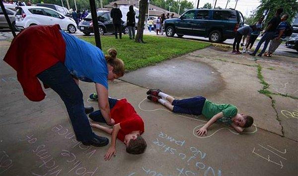 Ferguson sakinleri 18 yaşındaki Brown'ın öldürülmesini çeşitli eylemlerle protesto etti. Eylemlerde çocuklar da yer aldı