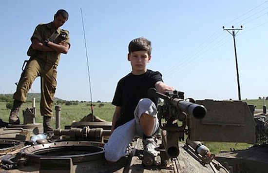 Call Of Duty Oynayan Çocuklarını Gerçek Savaşa Götüren Baba