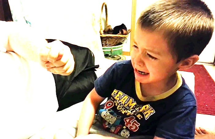 Babası Burnunu Alınca Krize Giren Çocuk