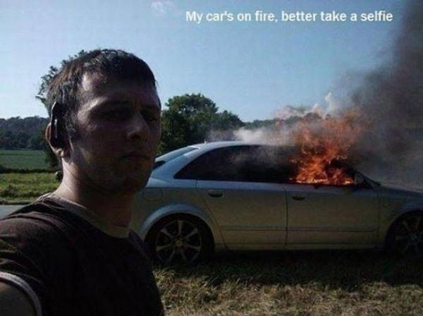 1. "Hmm madem arabam yanıyor hemen bi selfie çekeyim"