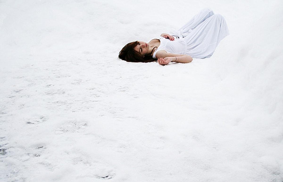 К чему снится снег белый много женщине. Девушка лежит на снегу. Снег лежит. Девочка валяется в снегу. Девушки валяются в снегу.