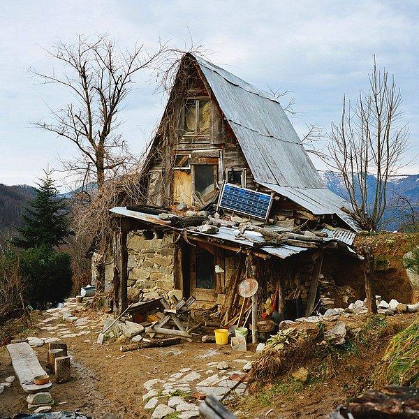 Fransız Pyreenes Dağları'ndaki bu mülk, ailesiyle 25 yıl önce buraya taşınan Alman bir adama ait. O zamandan itibaren evi tamamen kendine yeterli, uygun bir hale getirmiş. Elektrikli aletler yok, sadece güneş enerjisiyle çalışan sistem ve ufak ışıklar var.