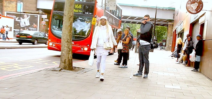 Yolda Kör Bir Adam Cüzdanını Düşürürse İnsanlar Ne Yapar | Sosyal Deney İçerir