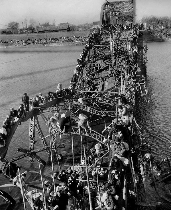 1951'de Max Desfour'a Pulitzer kazandıran fotoğraf. Komünist Çin istilası sonrası Kuzey Kore'nin Pyongyang kentinden, yıkık köprünün kalıntılarını kullanarak kaçmaya çalışan insanlar