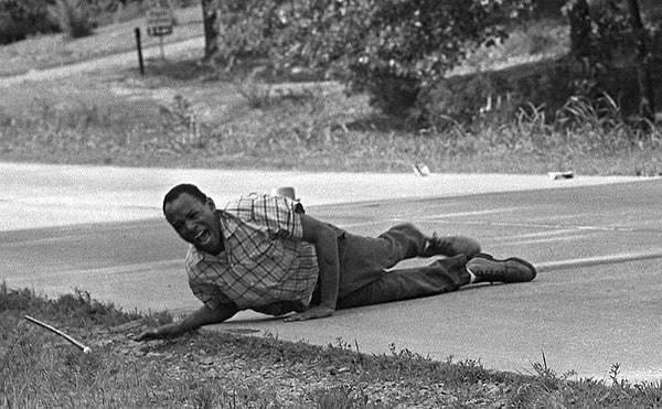 Jack Thornell'e 1967'de Pulitzer kazandıran fotoğraf. Amerikadaki zencilerin oy kullanma hakkı olmasını savunan aktivist James Meredith, vurulduktan saniyeler sonra bu kareyi vermiş. Neyse ki Meredith ölmedi.