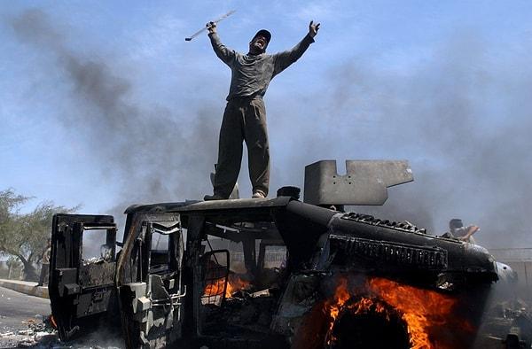 2004 yılında çekilen bu fotoğrafın da içinde bulunduğu 20 fotoğraflık portfolyo, Muhammed Muheisen'e sonraki yıl Pulitzer kazandırdı. Bağdad'da yanan bir Humvee üstündeki Iraklı...