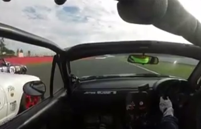 Otomobil Yarışında Gaza Gelip Ayna Kapatmak