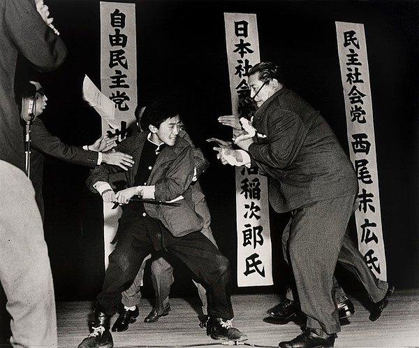 41. 17 yaşındaki Otoya Yamaguchi politikacı Inejiro Asanuma'yı Japon kılıcıyla öldürmeden hemen önce. Sonrasında kendisi de öldürülüyor, 1960