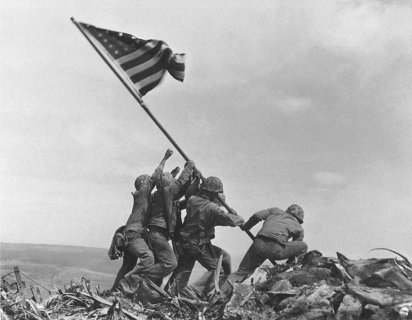 2. Tokyo'nun yaklaşık 1000km açıklarında bulunan Iwo Jima adasını ele geçiren amerikan askerleri
