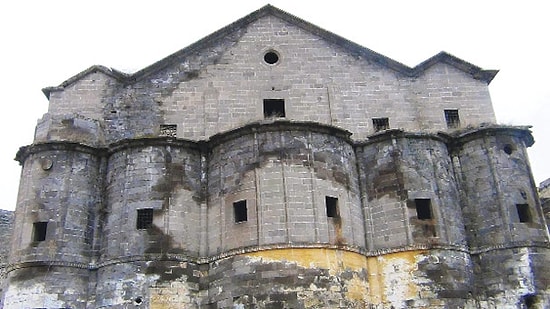 Dizi İçin Meryem Ana Kilisesi'ni Ayakta Tutan Demirleri Kestiler