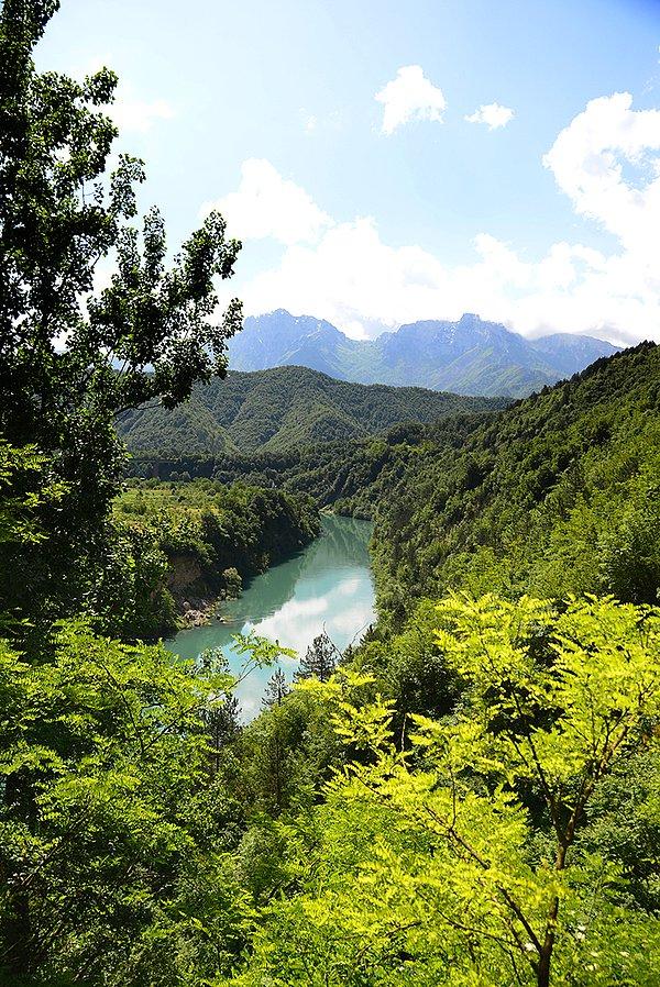 5. Mostar kentinin içinden geçen ünlü Nevetva Nehri. Mostar'dan 30 km önce.