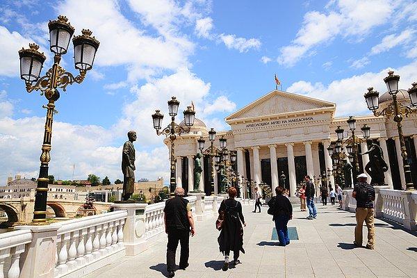 53. Makedonya - Üsküp meydanındaki görkemli bina, güzel sanatlar galerisi.