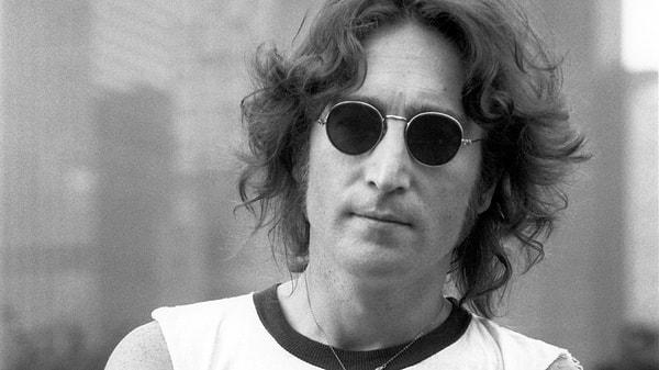2. "Her zaman olduğu gibi,her aptal adamın arkasında mükemmel bir kadın vardır."  - John Lennon