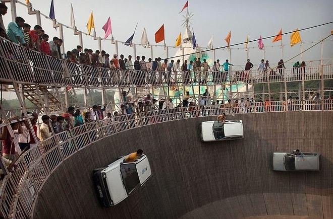 Hindistan'da Arabaların Yarıştığı Ölüm Duvarı