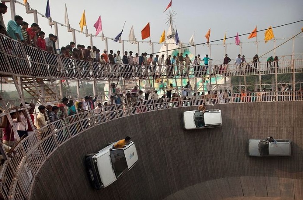 Hindistan'da Arabaların Yarıştığı Ölüm Duvarı