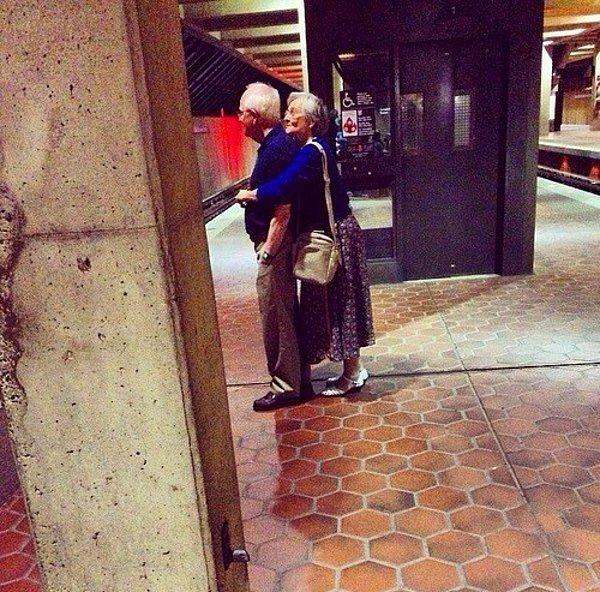1. Metro bekledikleri anı romantik dakikalara dönüştürebilen çift: