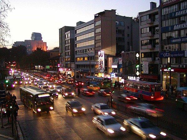 1. Kadıköy, Fatih, Beşiktaş gibi büyük ilçelerde nüfus yoğunluğuna hitap edecek kadar AVM yok