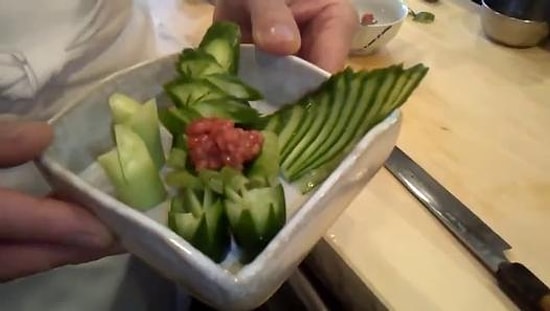 Tek Bir Bıçakla Salatalıktan Sanat Devşiren Usta Ahçı